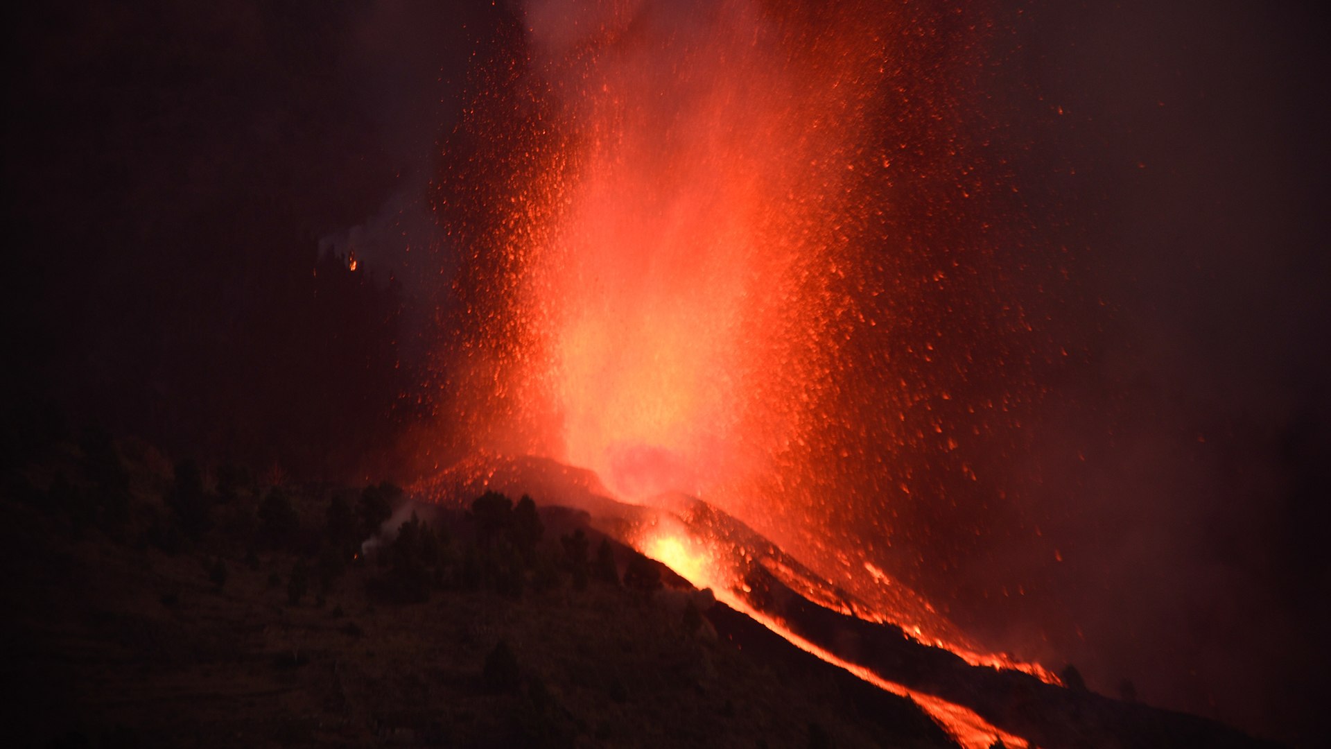 Lava del volcán Cumbre Vieja sepultará infraestructuras y creará lluvia ácida al caer al mar