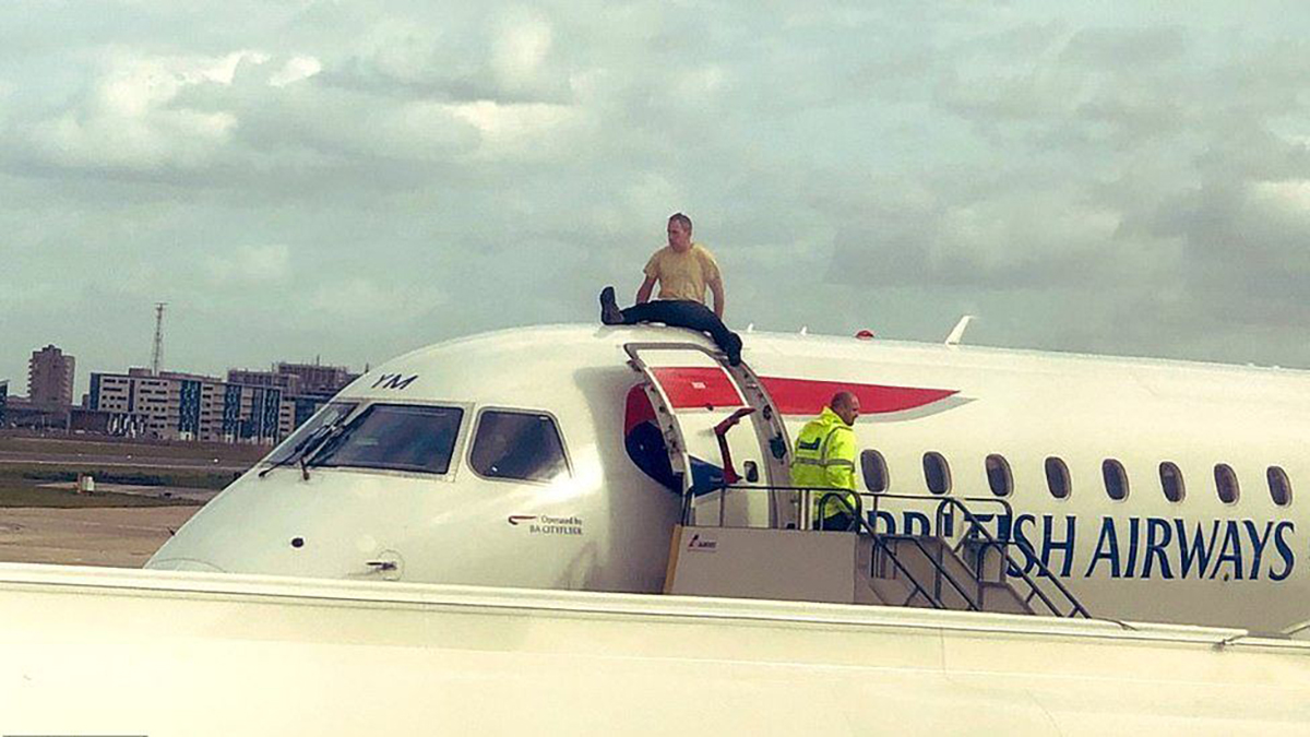 Dan un año de cárcel a ex atleta paralímpico que protestó sobre avión por cambio climático