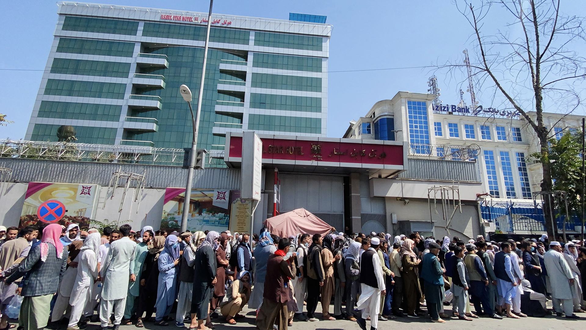 Talibanes enfrentan nuevos desafíos tras la salida de Estados Unidos - fila-afuera-de-banco-en-afganistan