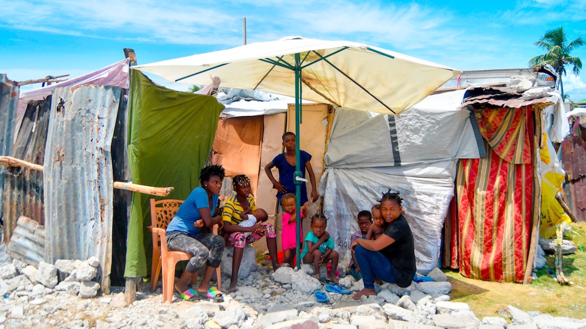 Haití continúa bajo los escombros un mes después del sismo