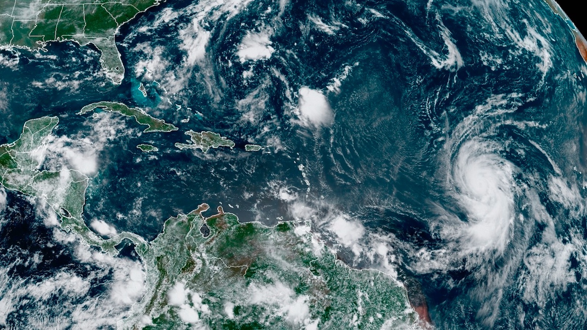 Larry, huracán categoría 3, avanza en el Atlántico sin amenaza Larry, huracán categoría 3, avanza en el Atlántico sin amenaza