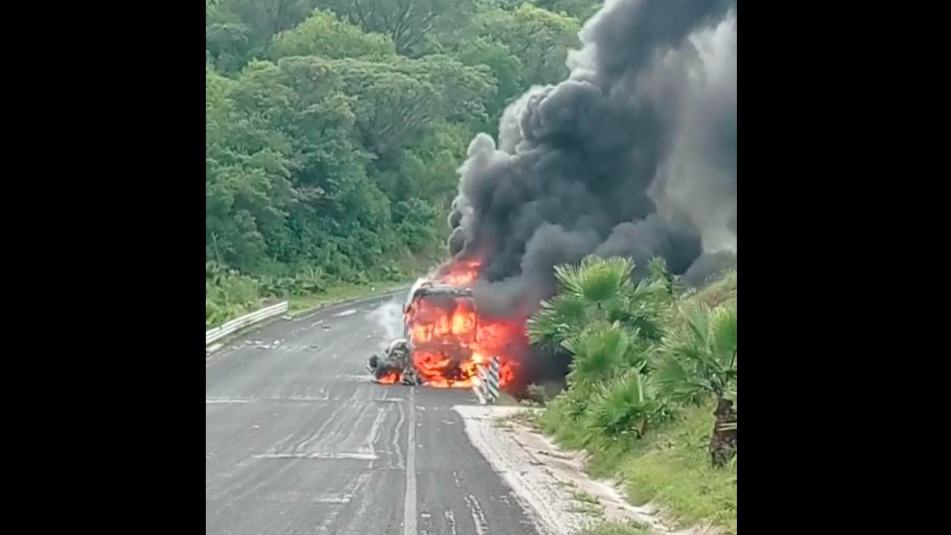 Estudiantes de Ayotzinapa chocan contra vehículo en Guerrero; 2 muertos