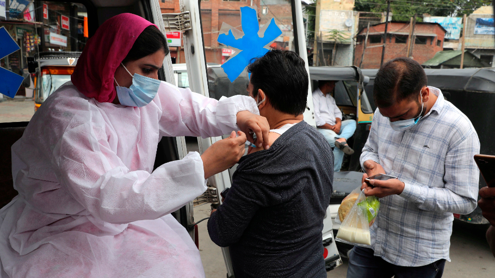 India baja de los 15 mil casos de COVID-19 por primera vez desde marzo