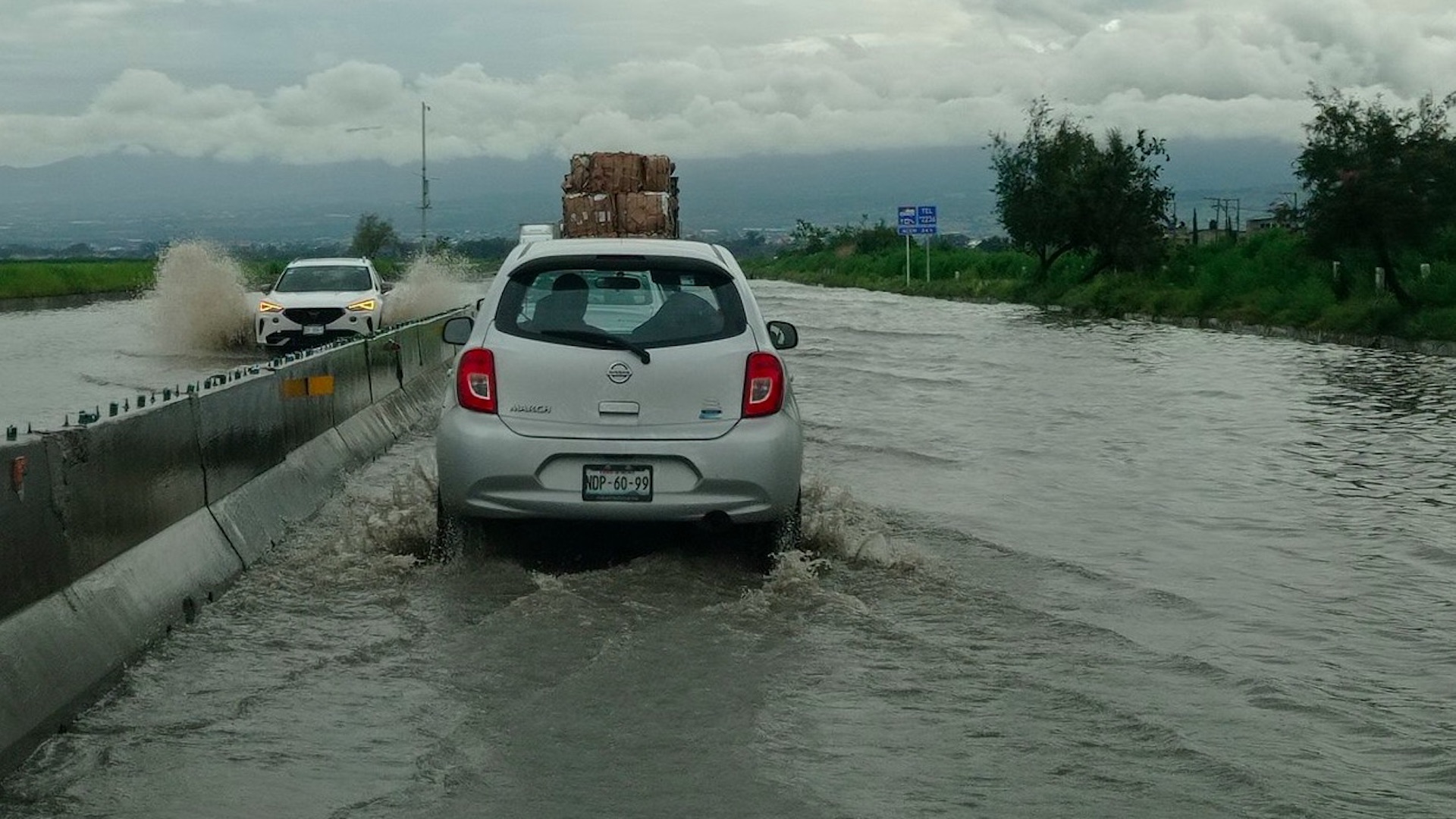 #Video Inundación afecta Circuito Exterior Mexiquense a la altura de Chimalhuacán