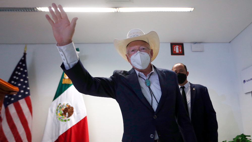 Ken Salazar, nuevo embajador de EE.UU., llegó a México; migración y pandemia, sus prioridades