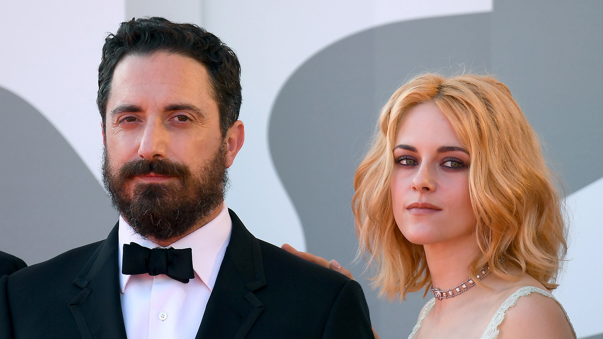 Impacta Kristen Stewart en presentación de 'Spencer'; Cuando miro fotos de Lady Di "la tierra tiembla", dice - kristen-stewart-con-pablo-larrain