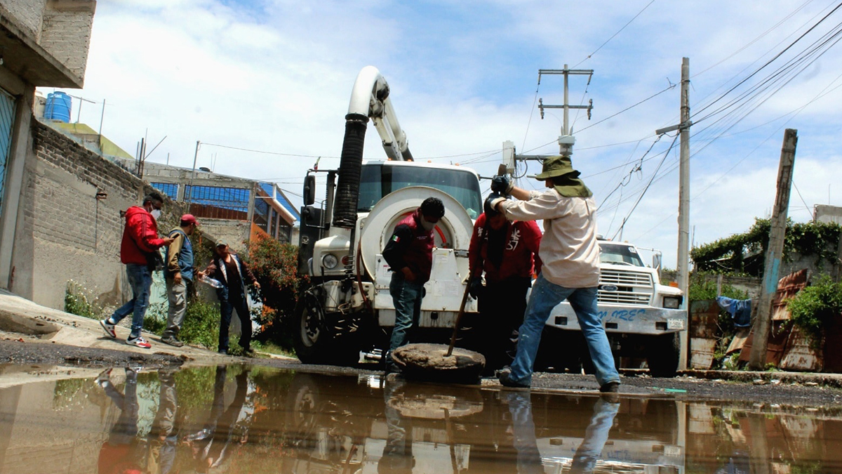 Surgen montañas de lodo y basura en Ecatepec tras inundaciones - labores-de-drenado-de-agua-en-ecatepec
