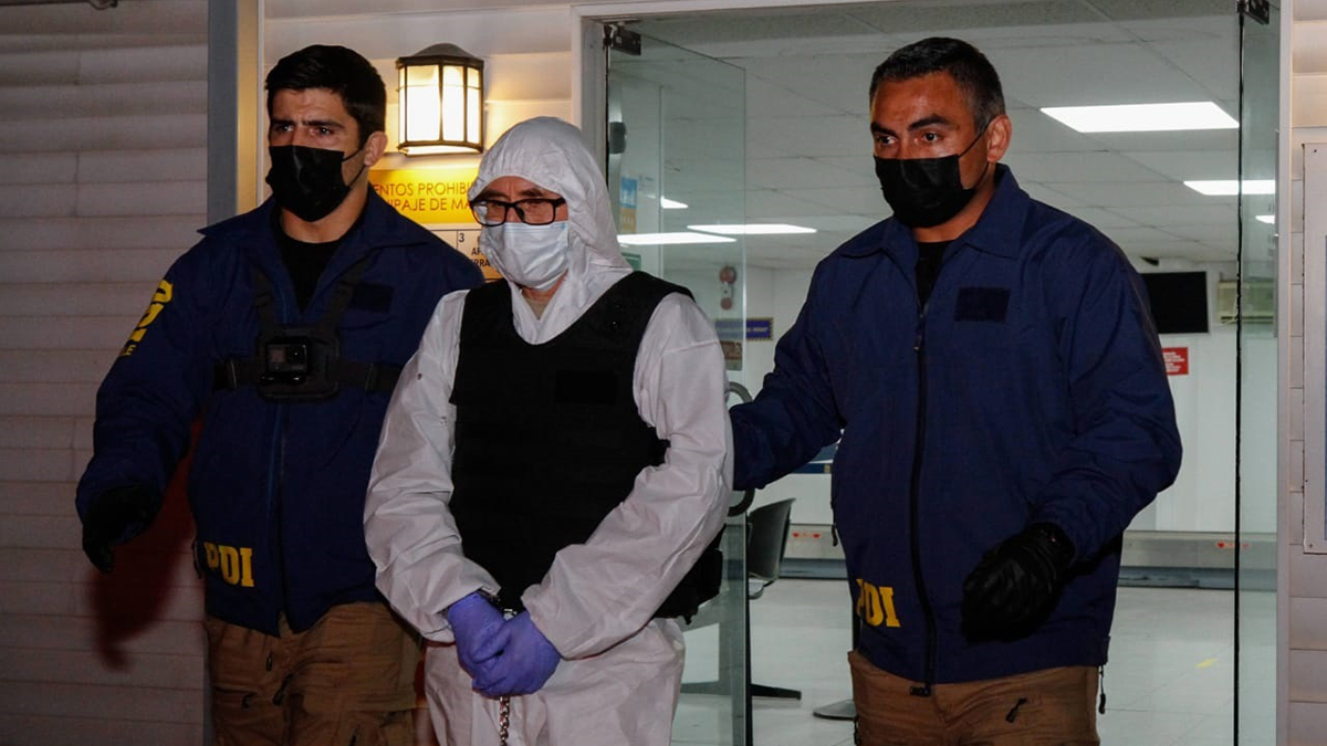 Exguerrillero extraditado por asesinato de senador llega a Chile desde México
