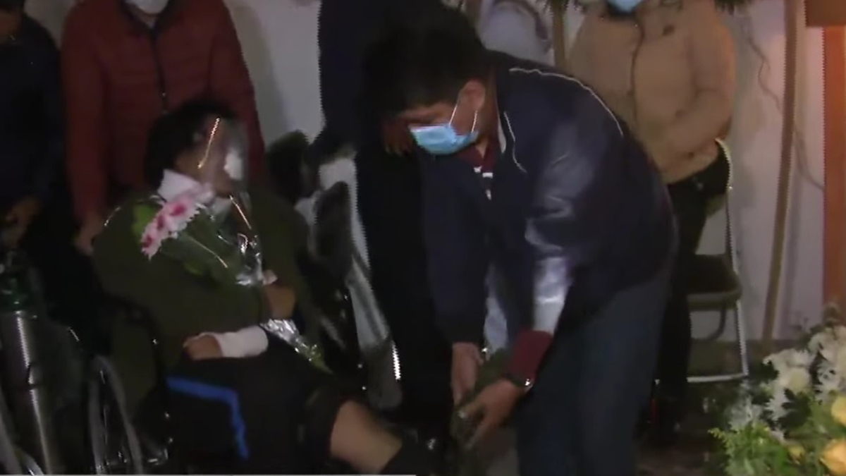 Dan último adiós a Ana Karen, joven arrastrada por inundaciones en Tlalnepantla - llegada-de-deniss-al-velorio-de-ana-karen