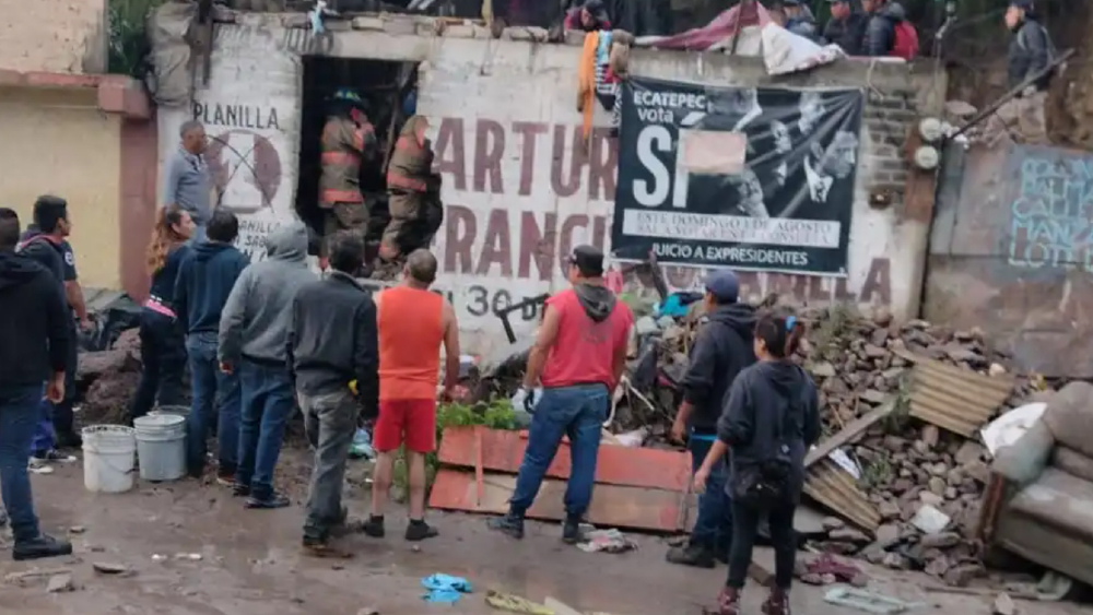 Lluvia provoca deslave de cerro en Ecatepec; una persona fue rescatada