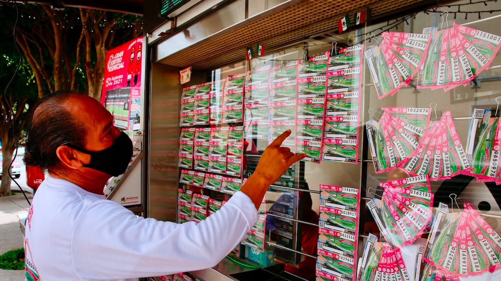 Habitante de Ciudad de México gana palco en el Estadio Azteca en la lotería