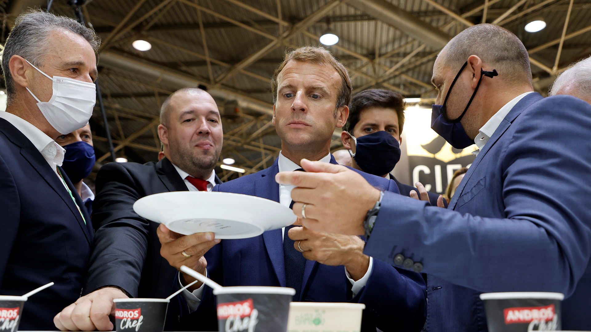 #Video Lanzan huevo al presidente Macron durante evento público