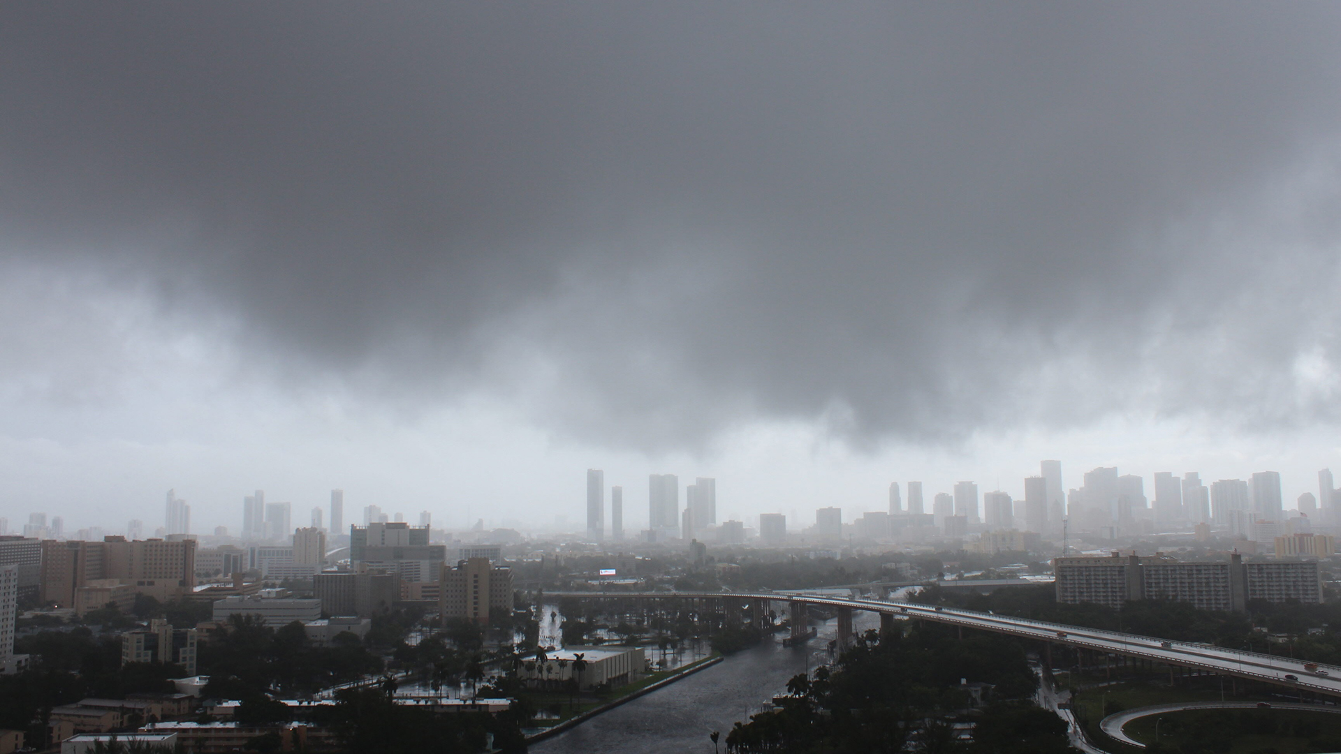 Nicholas se degrada a tormenta tropical en su avance por Texas