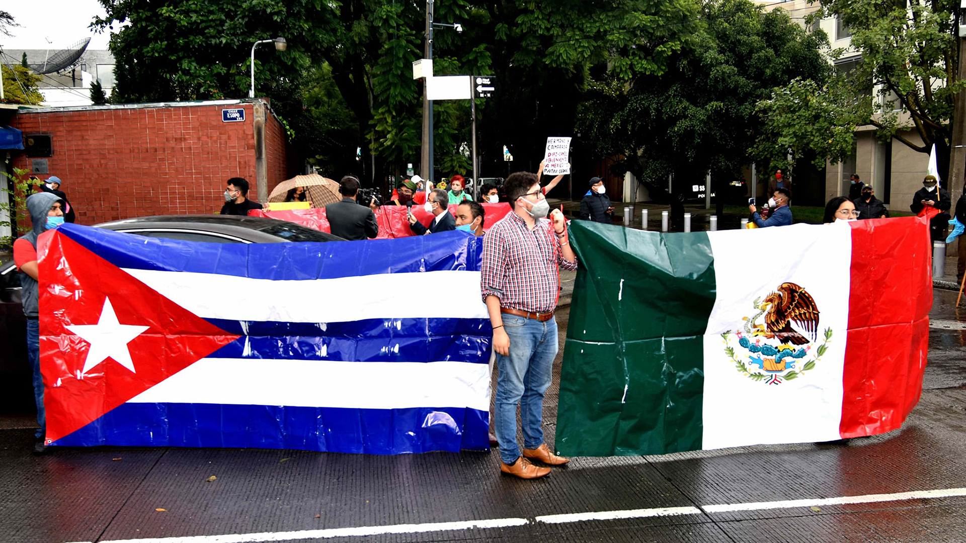 #Video Chocan opositores con partidarios de Díaz-Canel en CDMX