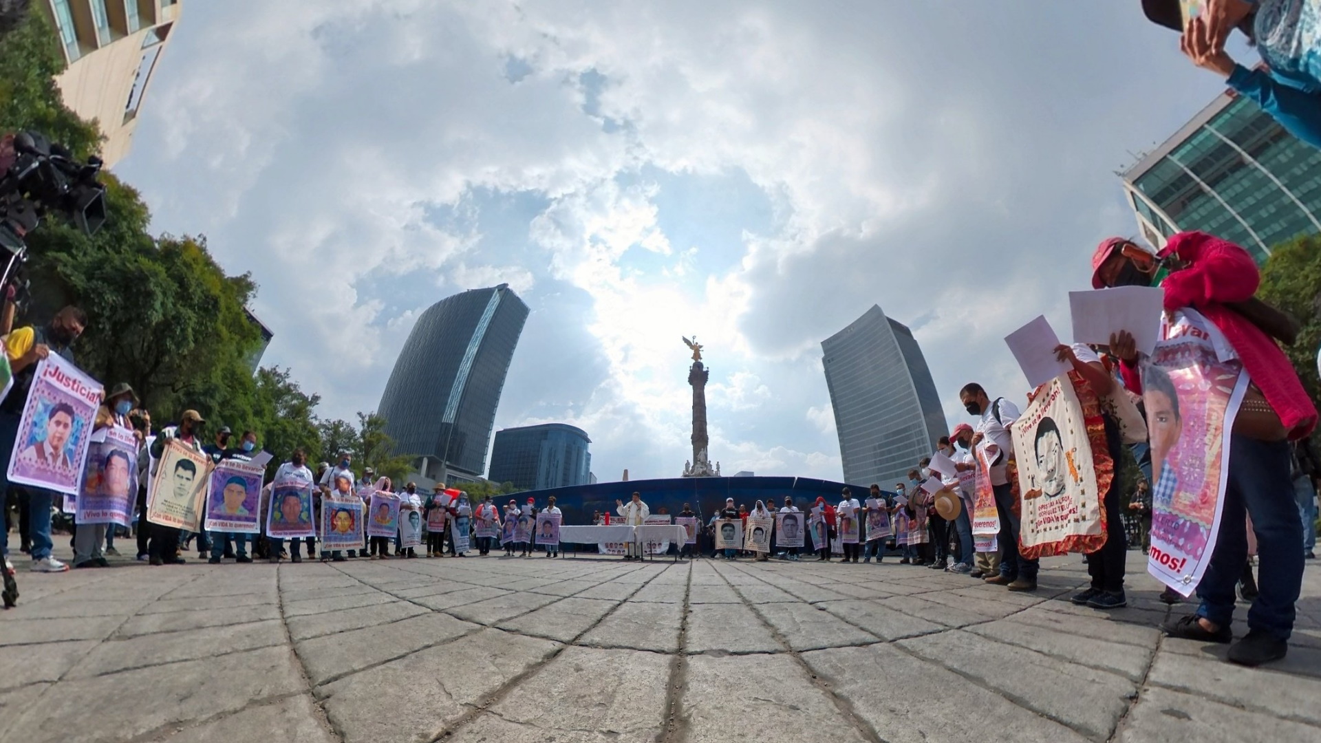 Mexicanos marchan por los 7 años de ausencia de los estudiantes de Ayotzinapa