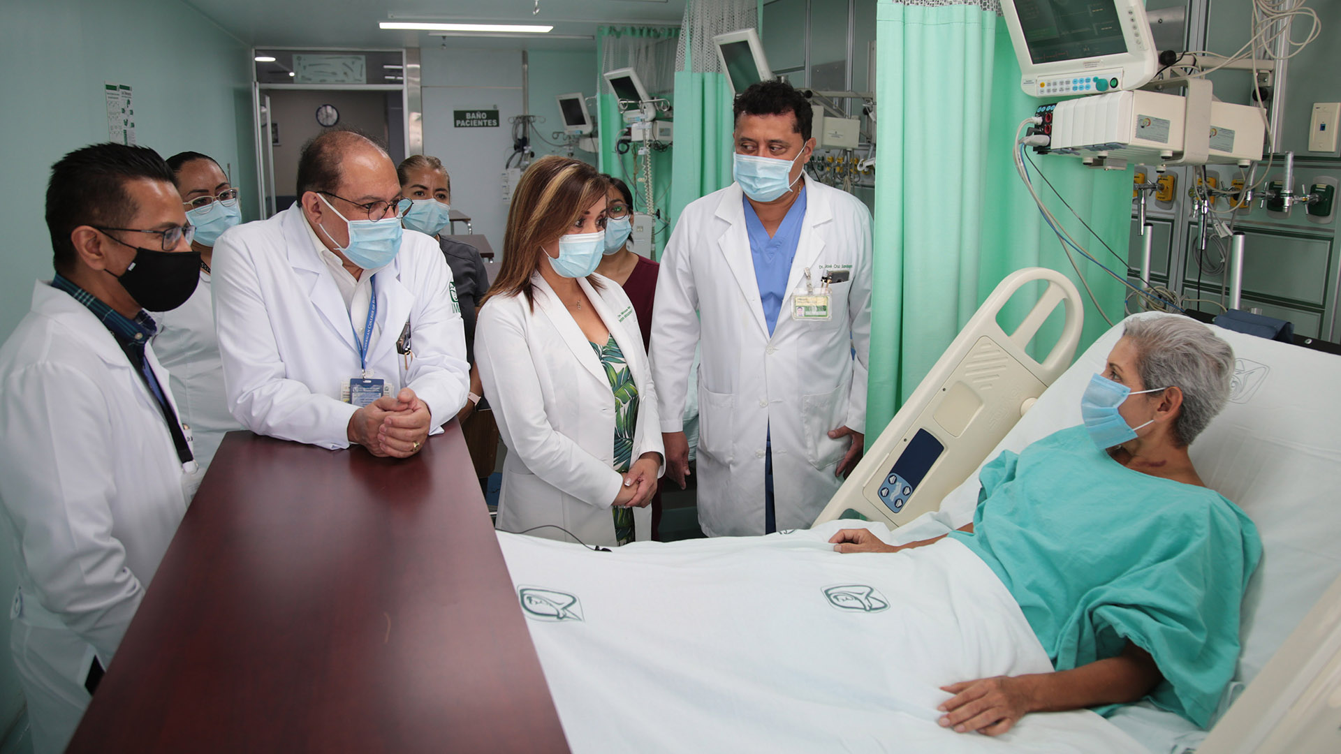 IMSS logra trasplante hepático en mujer con hígado invadido por quistes - medicos-del-imss-visitan-a-paciente-de-trasplante-de-higado