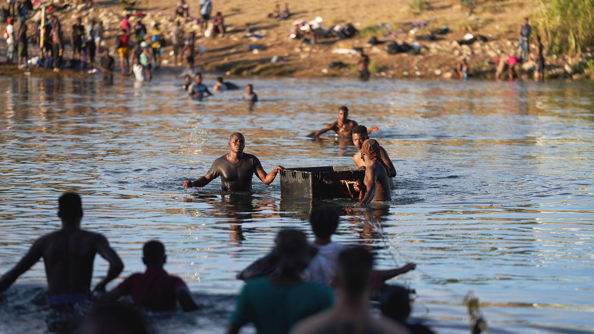 Patrulla Fronteriza suspende uso de caballos tras presunta violencia contra migrantes haitianos