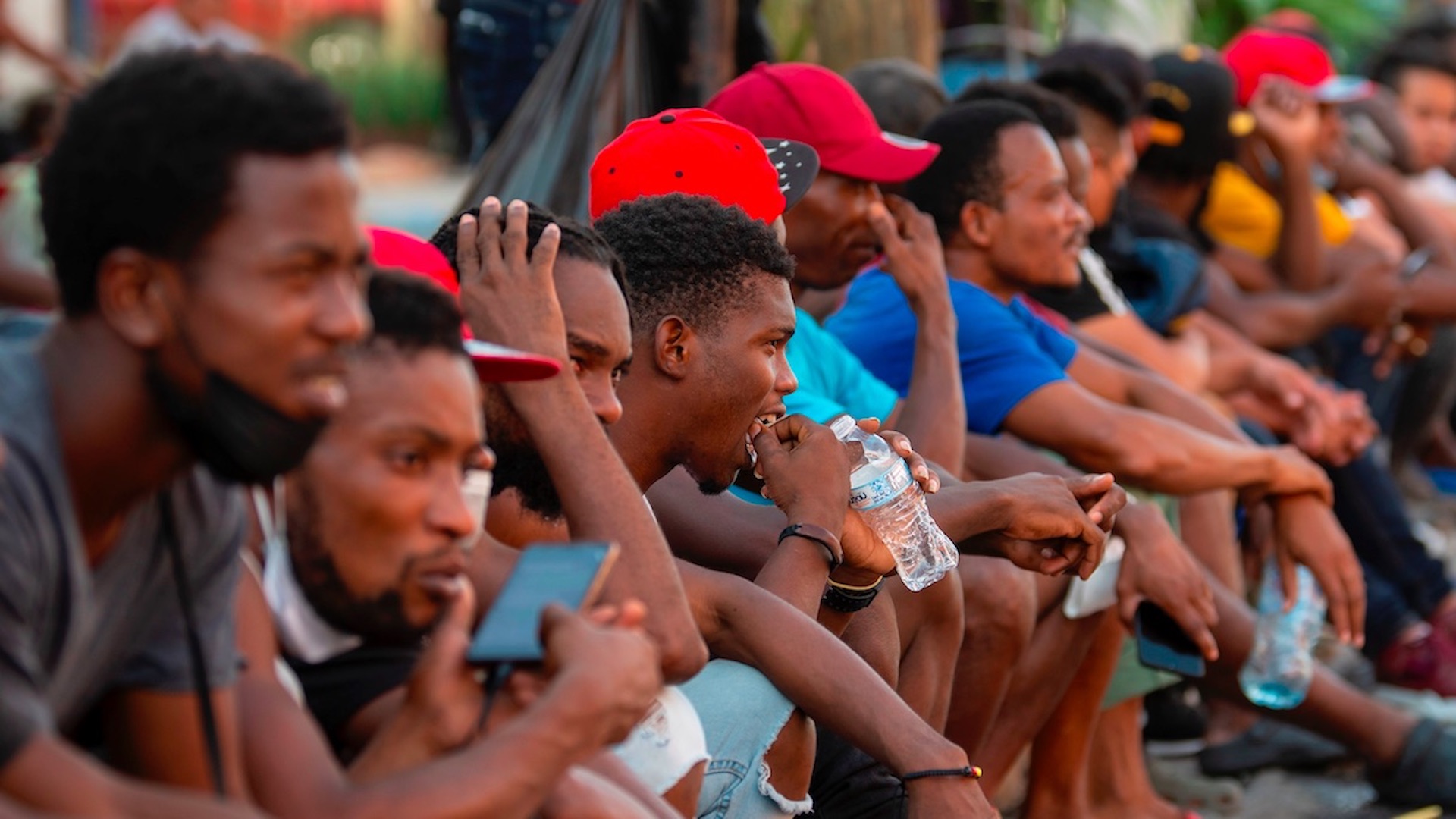 Advierten por condiciones precarias de migrantes que permanecen en la frontera