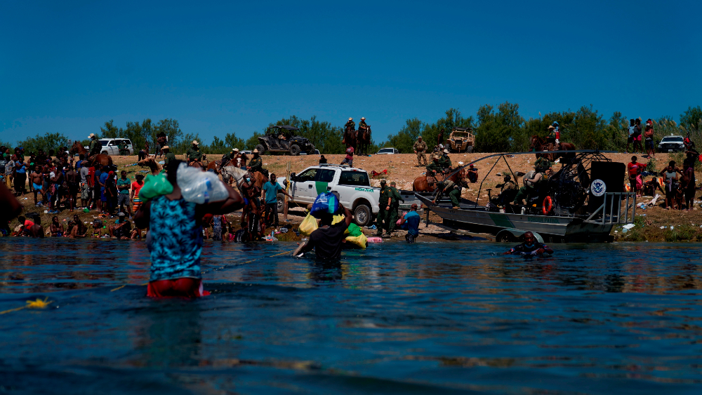 Biden asume la responsabilidad por maltrato a migrantes y promete consecuencias