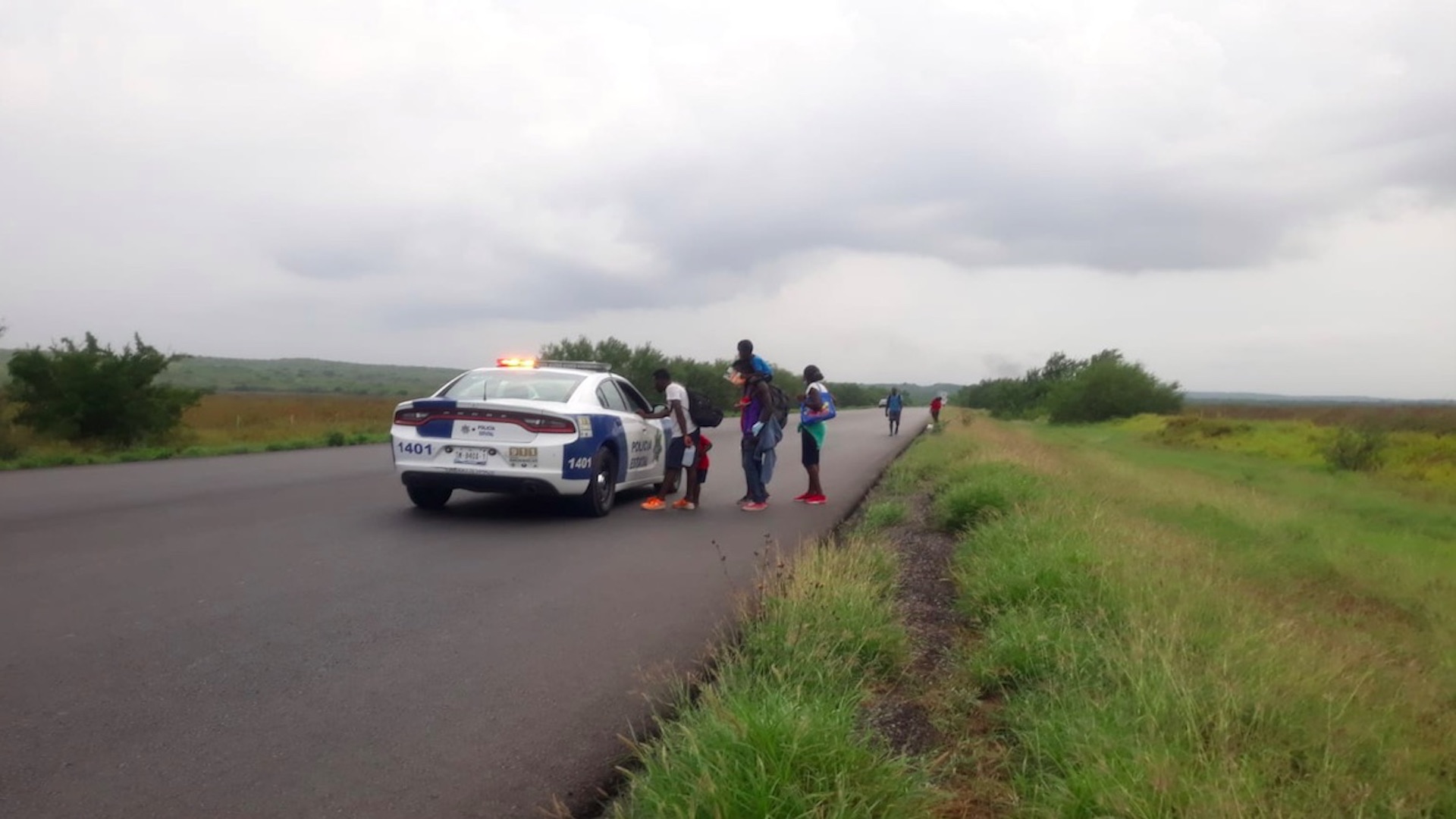 Migrantes haitianos realizan caminata en carretera de Tamaulipas