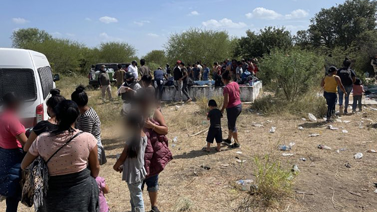 Rescatan en Tamaulipas a 162 migrantes abandonados en bodega - migrantes-rescatados-de-bodega-en-camargo-tamulipas