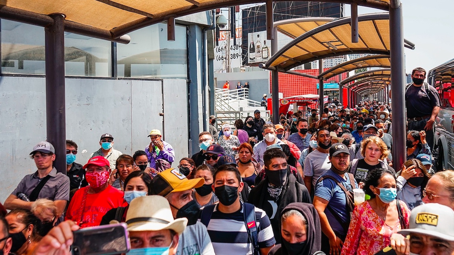 Engañan a migrantes en Tijuana e intentan cruzar masivamente a EE.UU.