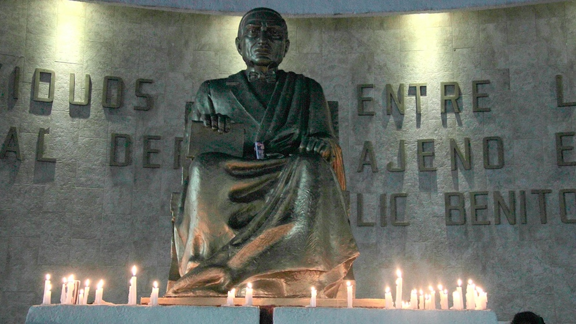 Migrantes encienden veladoras y piden libre tránsito en México Migrantes encienden veladoras y piden libre tránsito en México