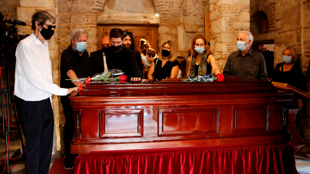 Centenares de griegos despiden a Mikis Theodorakis en la capilla ardiente