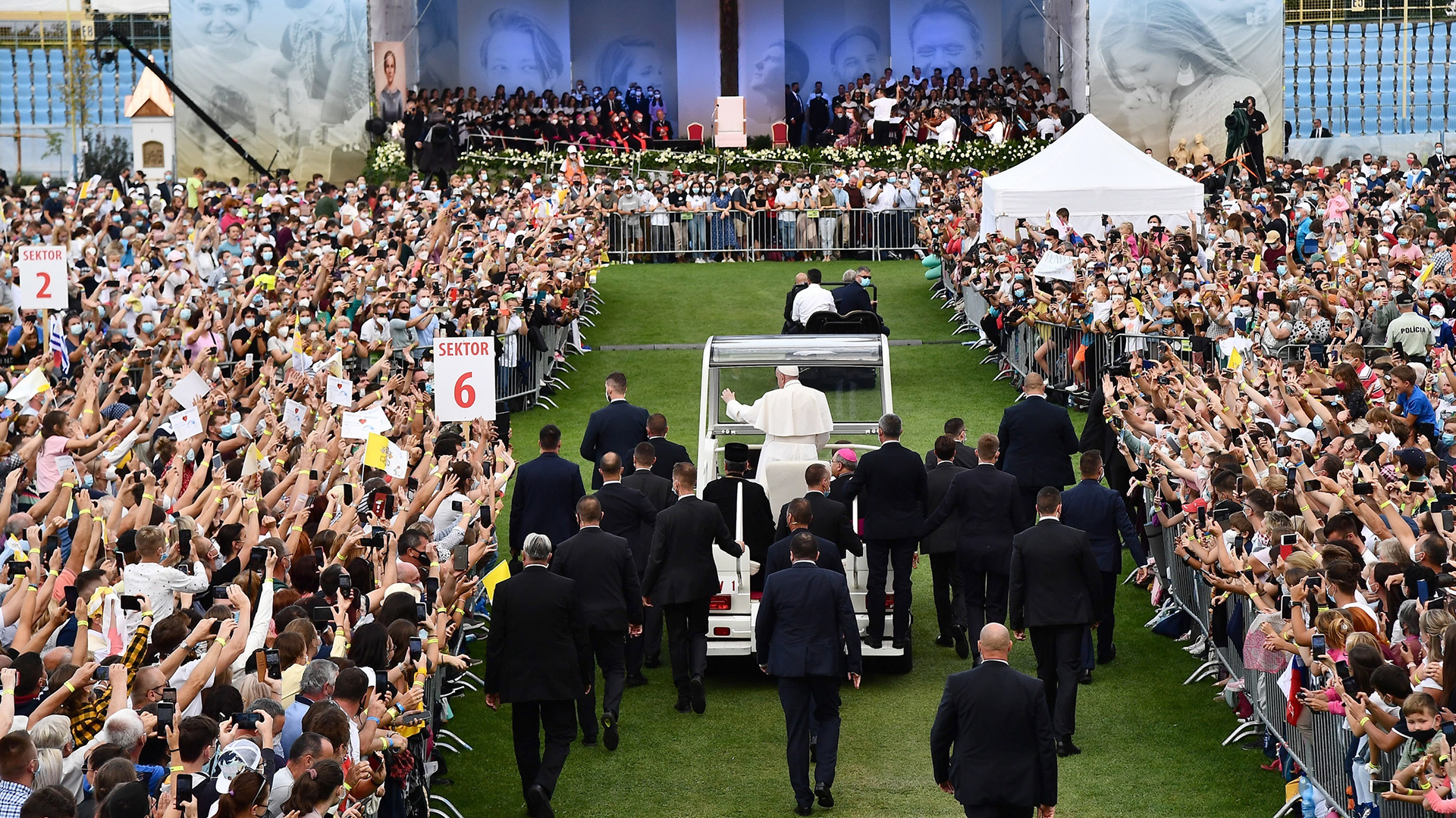 Papa Francisco invita a jóvenes a ser fieles y no banalizar el amor - misa-multitudinaria-del-papa-francisco-en-eslovaquia