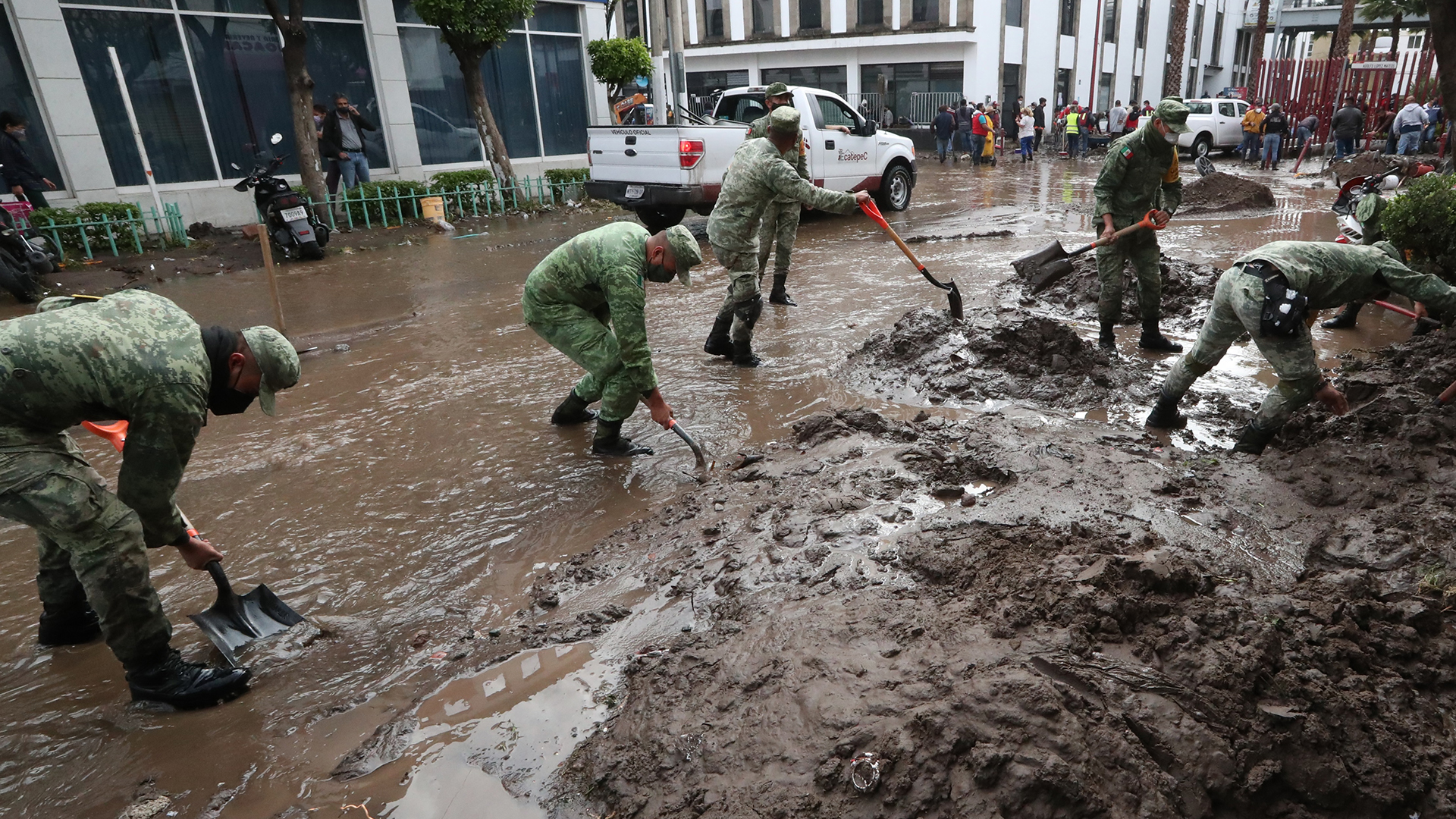 Surgen montañas de lodo y basura en Ecatepec tras inundaciones