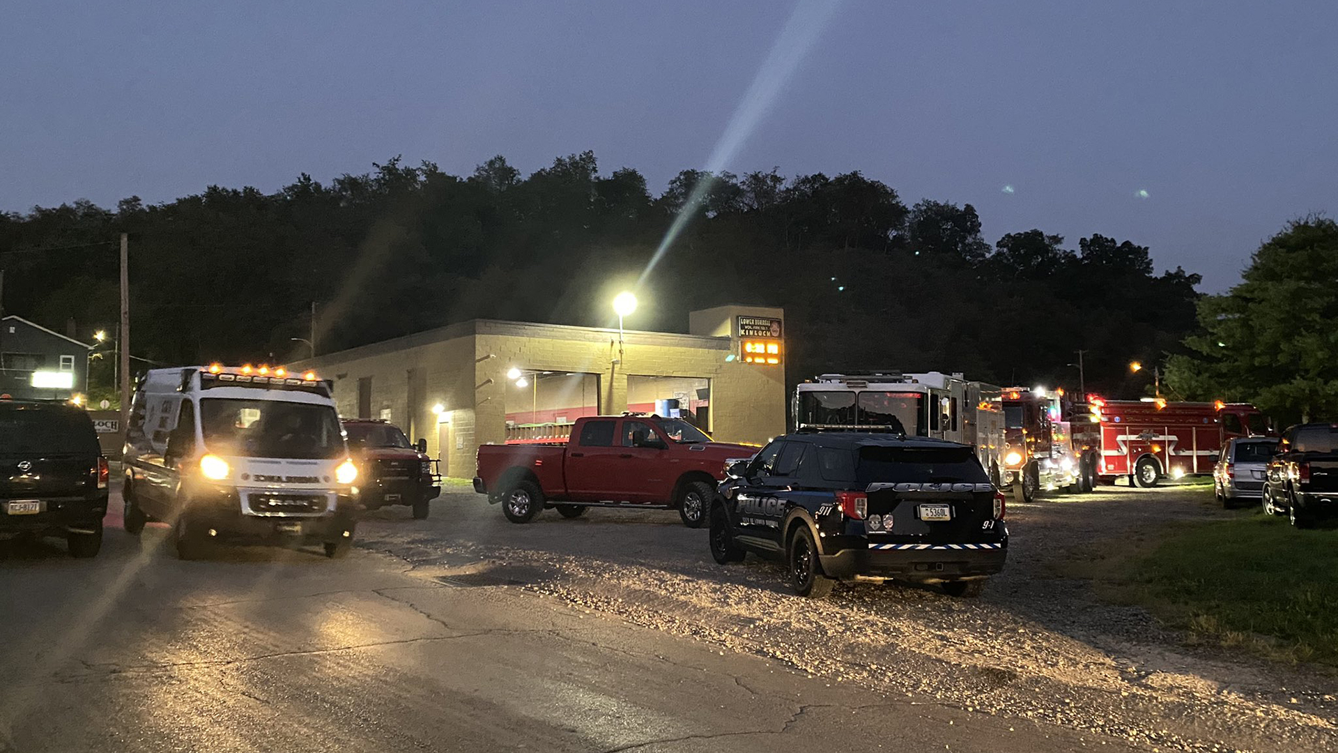 Futuro papá dispara contra invitados a baby shower en pelea sobre regalos - movilizacion-de-servicios-de-emergencia-en-lower-burrell-por-disparos-en-baby-shower