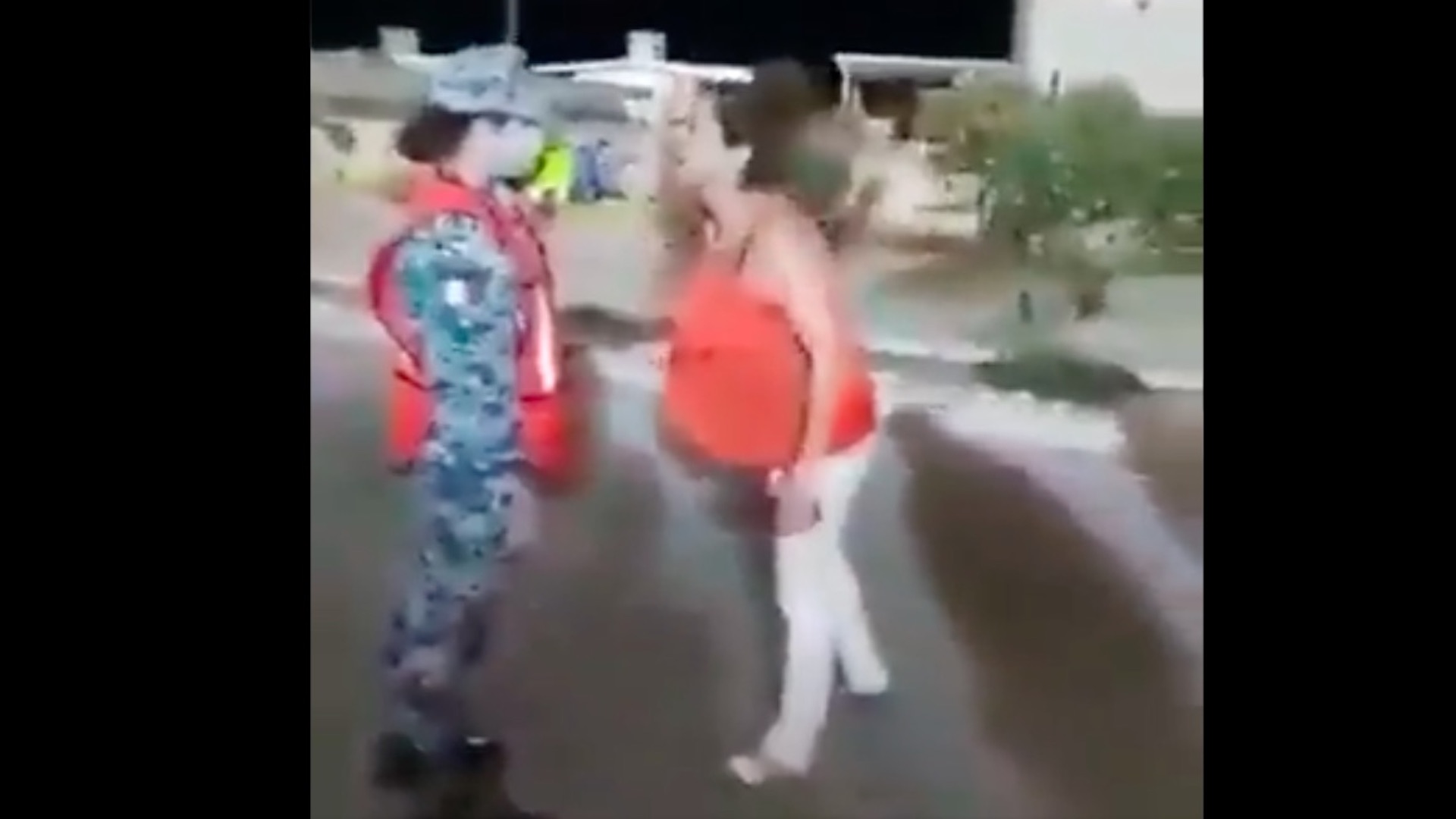 #Video Mujer agrede a militar que no la dejó ingresar a sanitarios