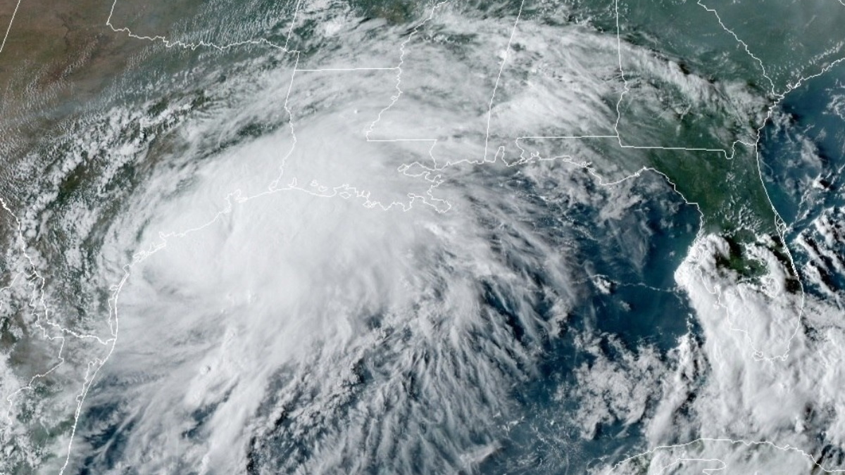 Nicholas se intensifica a huracán antes de tocar tierra en Texas