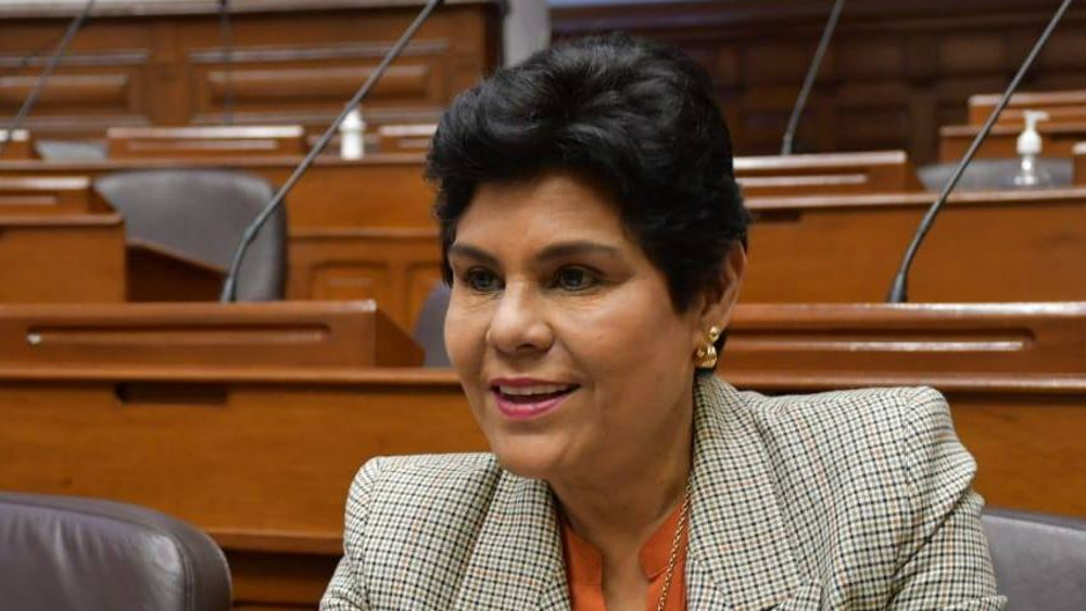 Perú: Captan a congresista entrando a ducha en plena sesión virtual