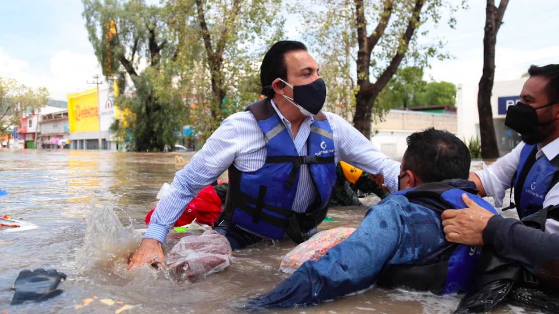 Omar Fayad cae de lancha en la que recorría Tula tras inundaciones