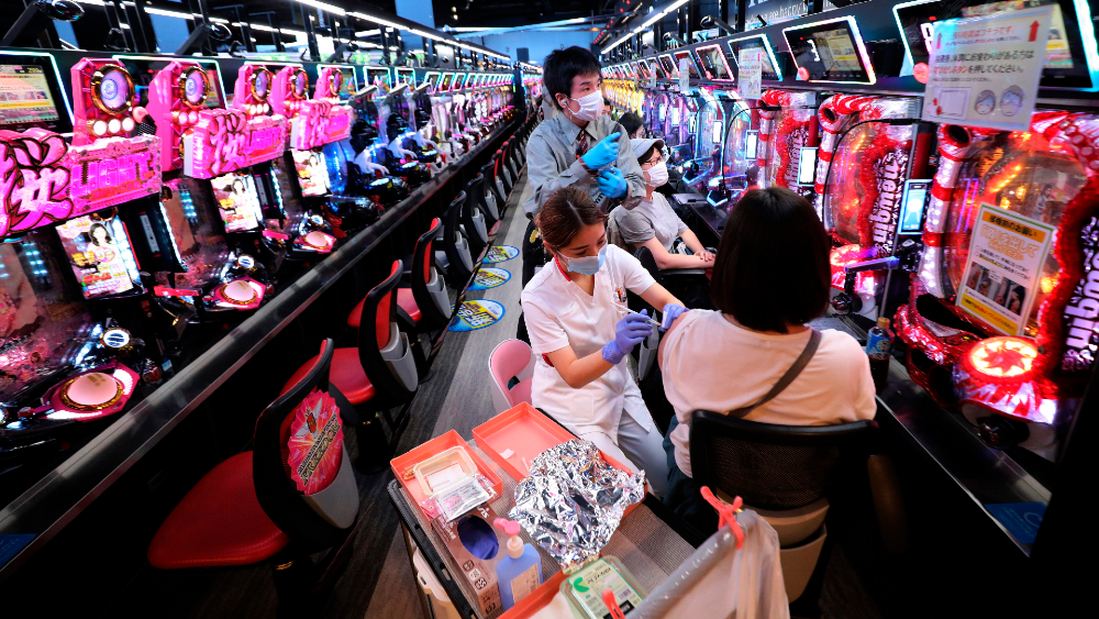 Fuerte caída mundial del 13 % en nuevos casos de COVID-19 semanales