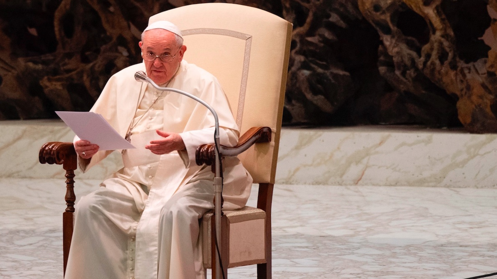 “La pandemia nos ha devuelto a lo esencial”, asegura papa Francisco