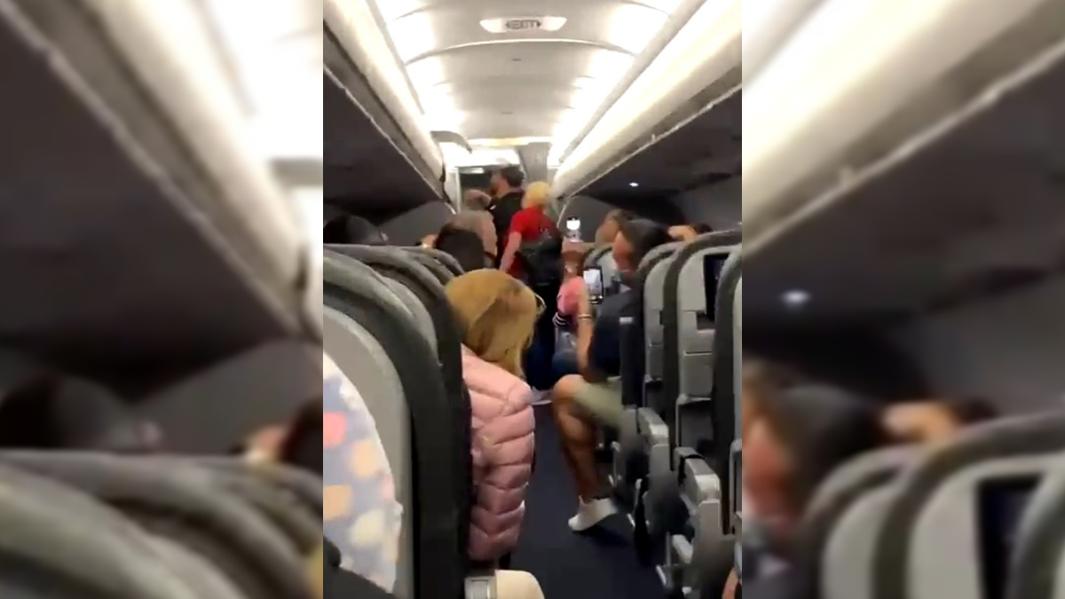 #Video Pasajeros de avión cantan en coro tras remoción de dos hombres sin cubrebocas