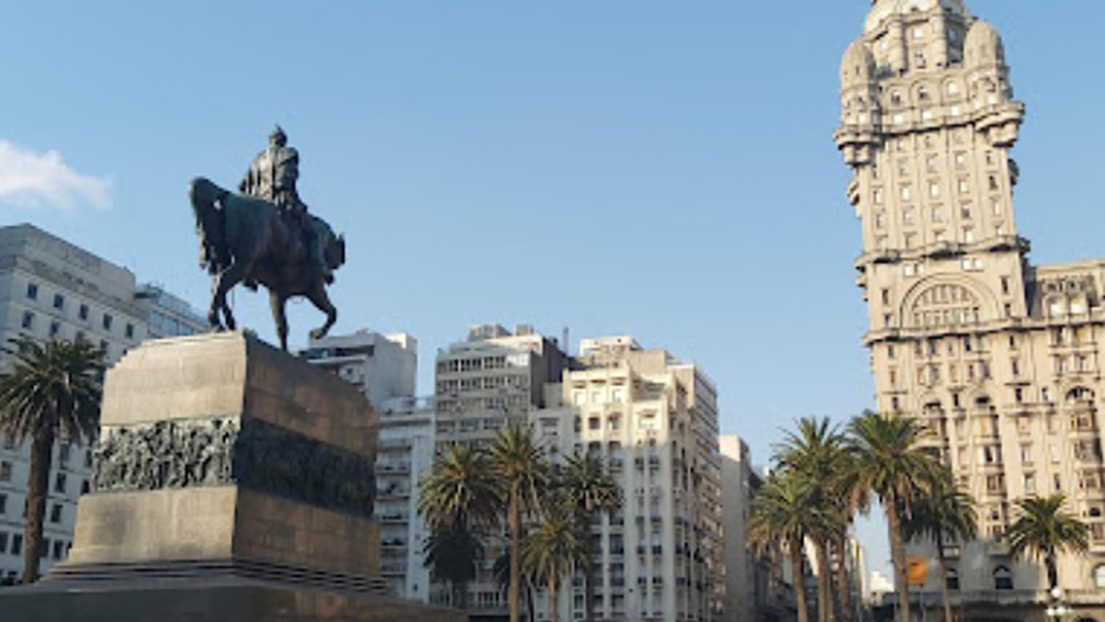 #Video Hombre se prende fuego en plaza de Montevideo, Uruguay