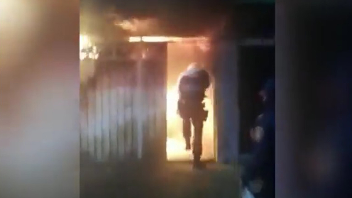 #Video Policías capitalinos salvan de incendio a dos adultos mayores