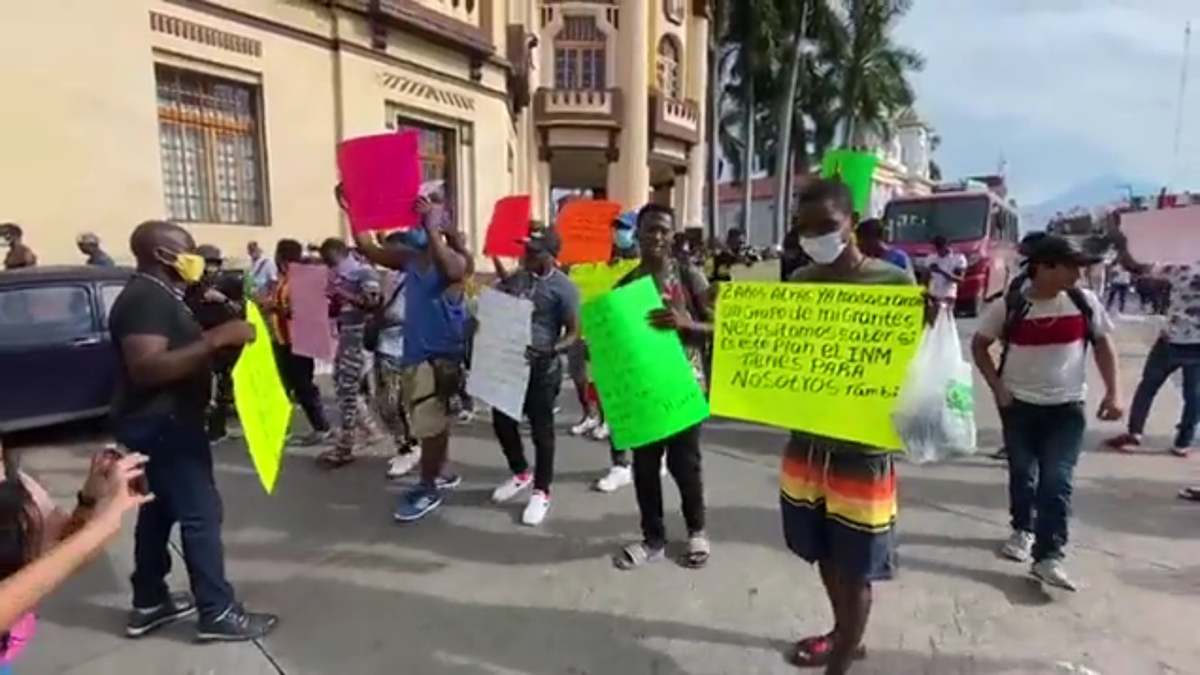 #Video Migrantes haitianos protestan en Tapachula contra INM