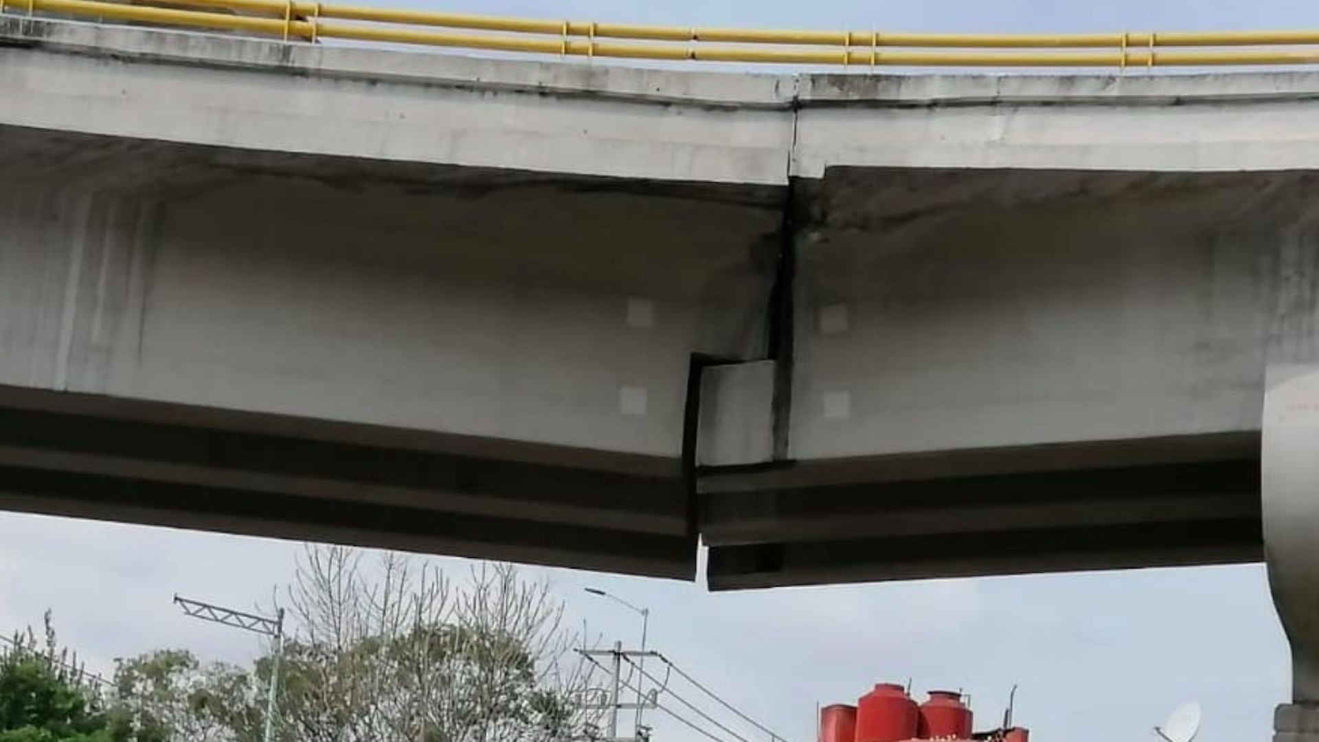 Claros en puente de Cuernavaca no representan peligro para la población Claros en puente de Cuernavaca no representan peligro para la población