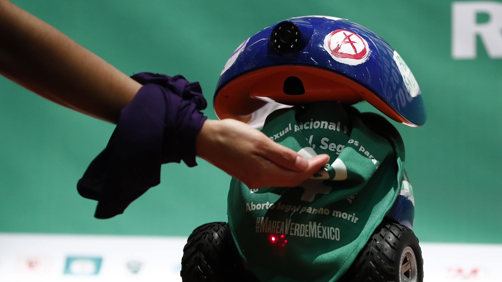 Feministas presentan robot para ayudar a mujeres a abortar