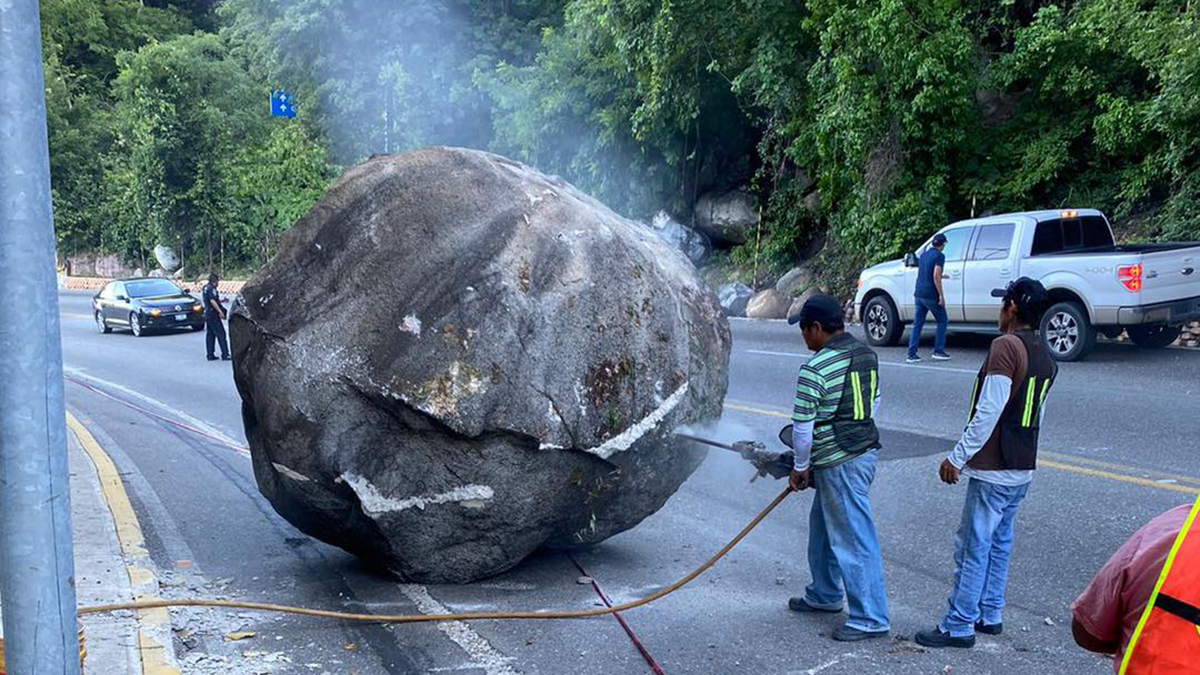 Trabajan en Guerrero para reabrir vialidades y carreteras afectadas por sismo