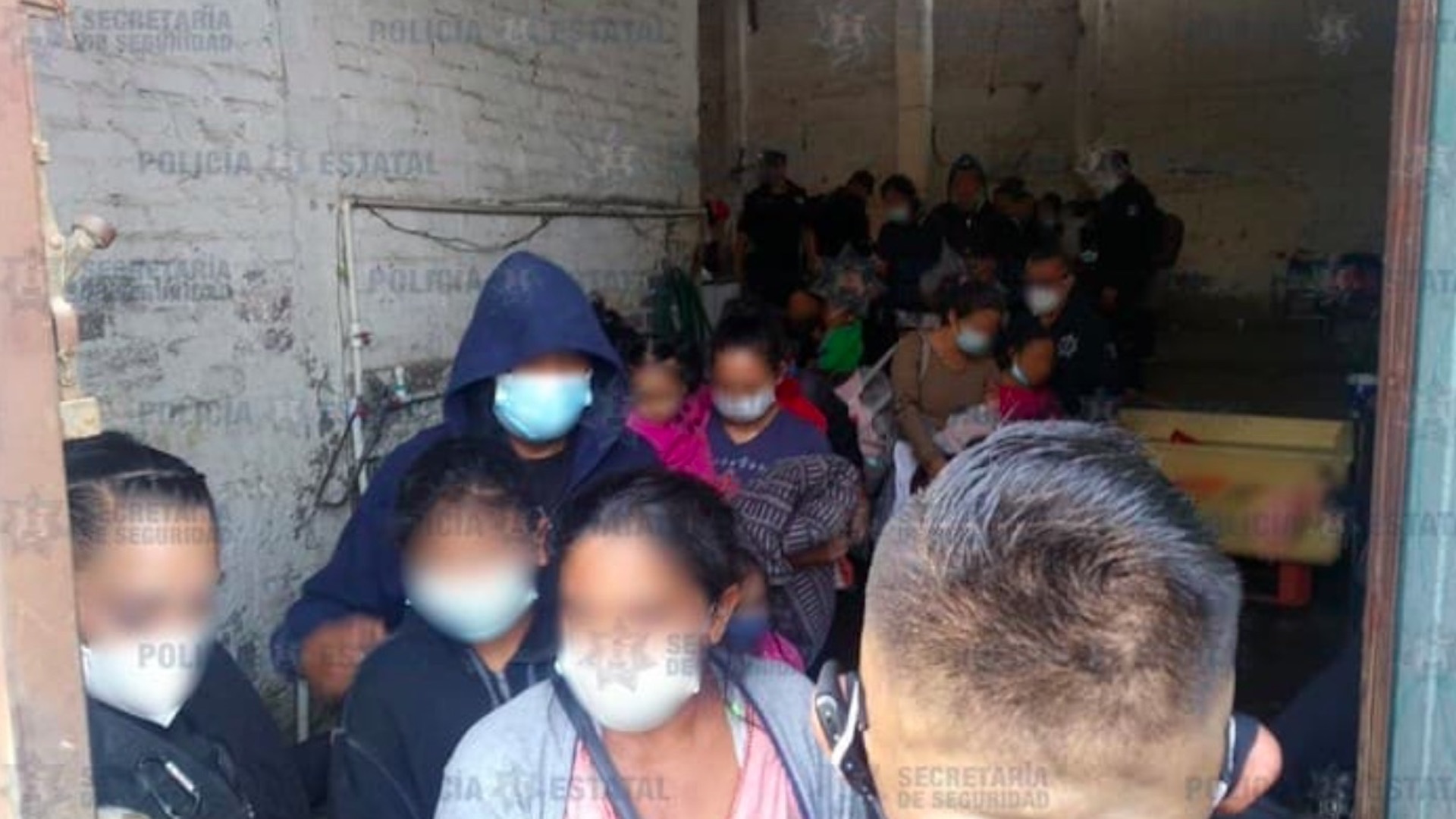 Encuentran a 42 migrantes encerrados en casa del Estado de México