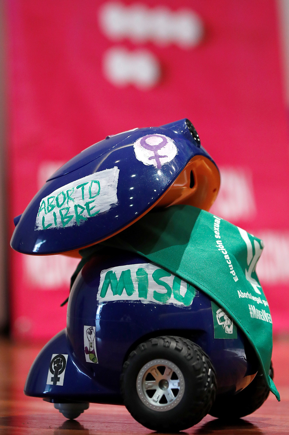 Feministas presentan robot para ayudar a mujeres a abortar - robot-que-repartira-las-pastillas-necesarias-para-abortar