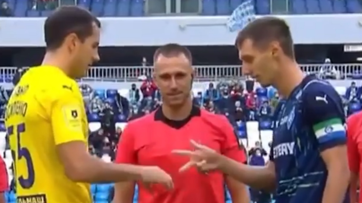 Árbitro define selección de terreno con piedra, papel o tijera