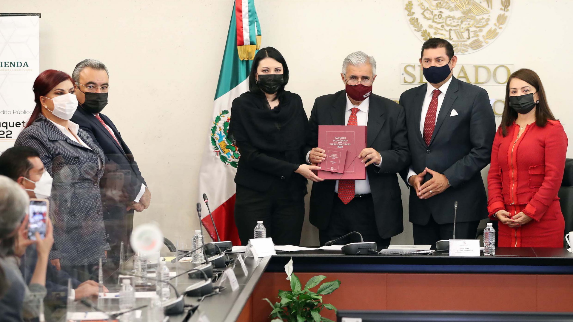 Entrega subsecretaria de Egresos el Paquete Económico 2022 al Senado