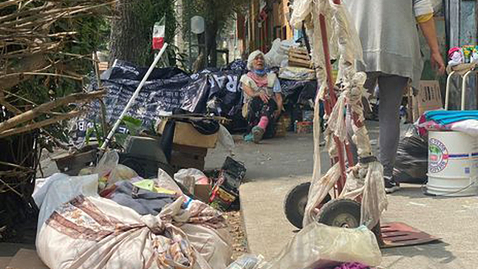 Desalojan a adulta mayor en CDMX pese a tener COVID-19 - senora-maria-con-sus-pertenencias-en-la-calle-tras-ser-desalojada