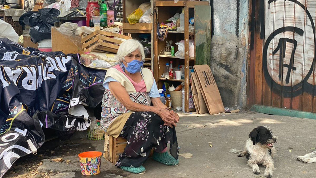 Desalojan a adulta mayor en CDMX pese a tener COVID-19